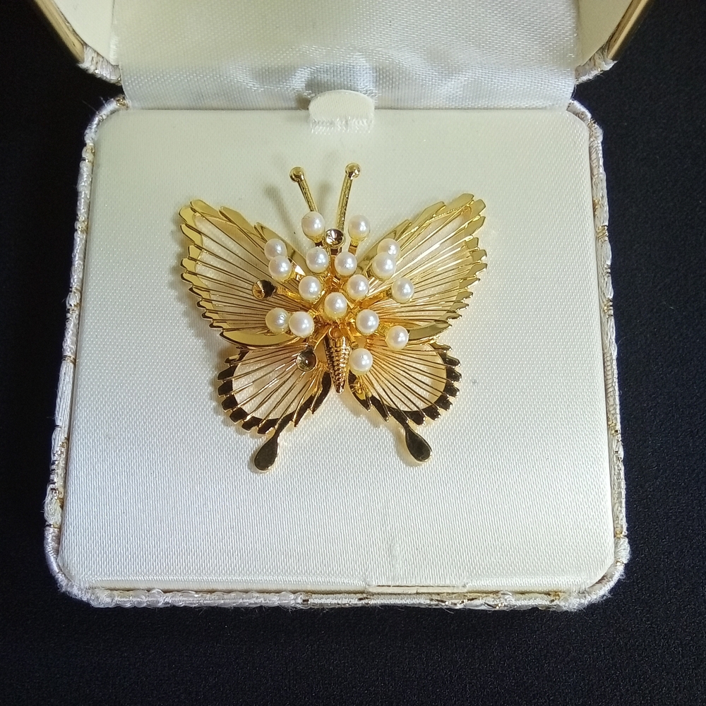 New 🦋 Monet Gold Butterfly Pearls Brooch Pin Original Box Stunning Accent Piece